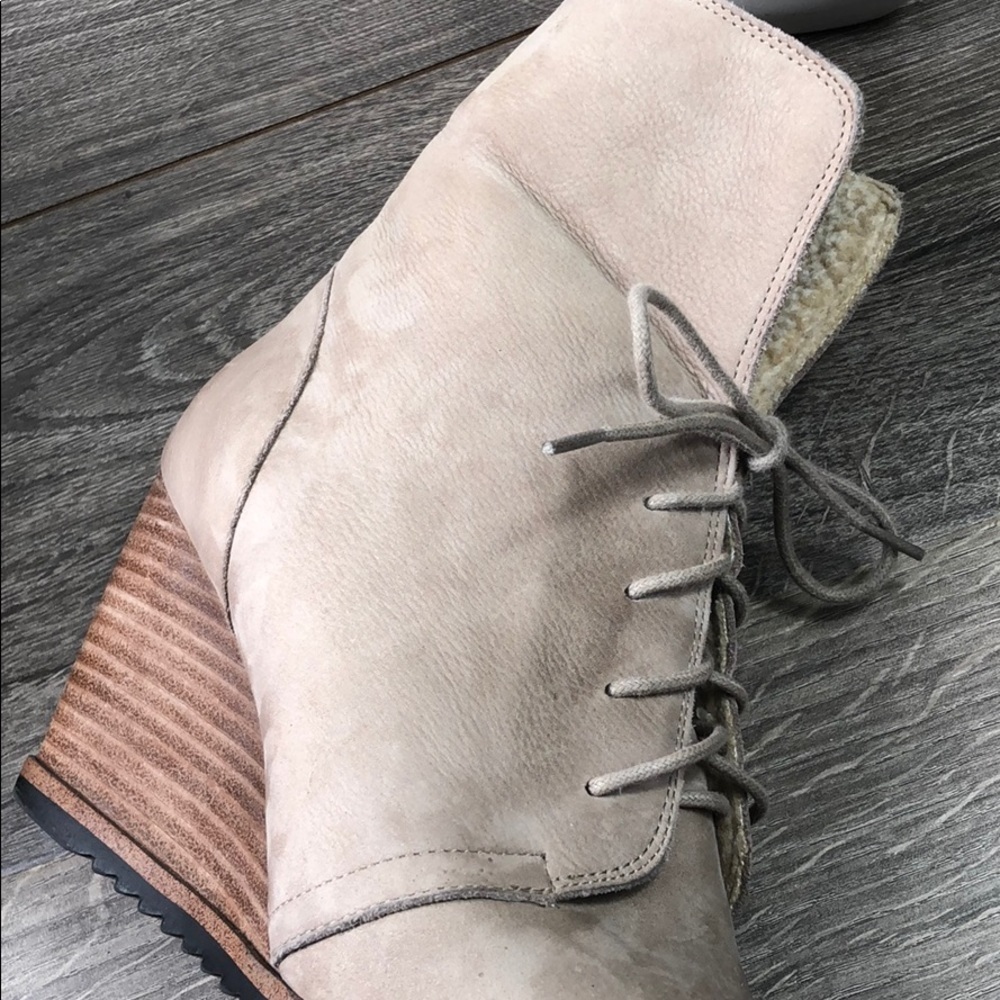 Nordstrom Caslon Leather Suede Wedge Bootie Fleece Trim Ivory Cream 8 - Picture 10 of 14